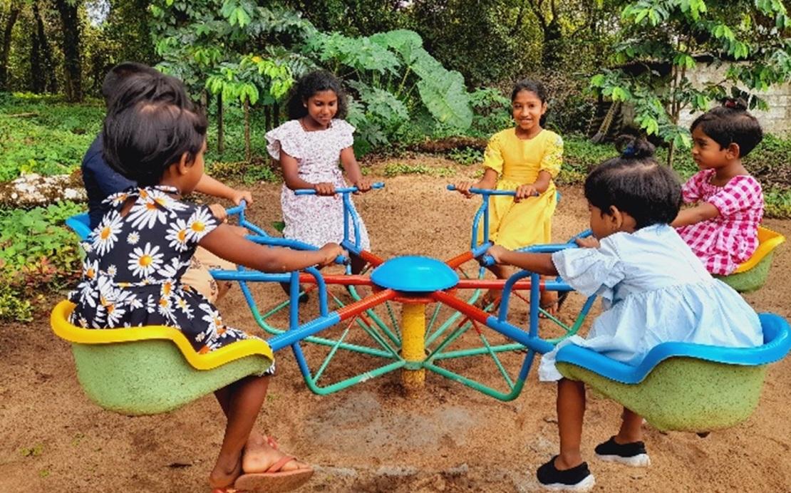 놀이기구 선물받은 아이들
